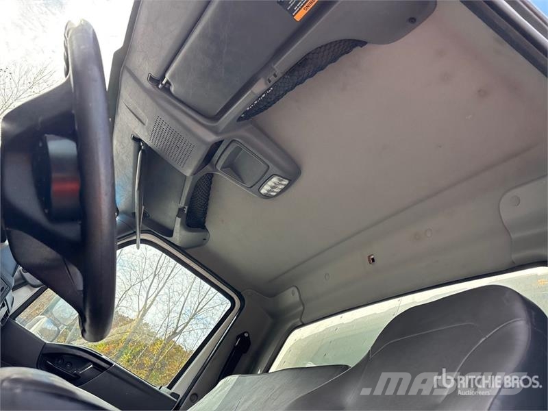 International MV607 4x2 Van Truck Camiones con caja de remolque