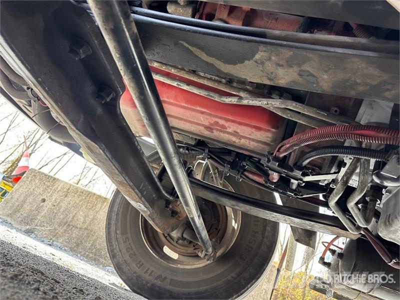 International MV607 4x2 Van Truck Camiones con caja de remolque