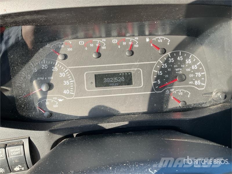 International MV607 4x2 Van Truck (Inoperable) Грузовики-Фургоны