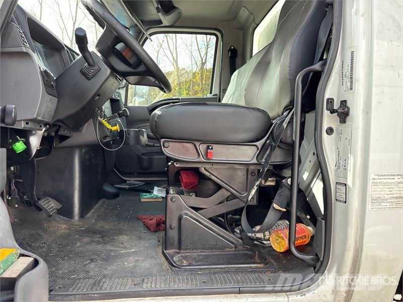 International MV607 4x2 Van Truck Camiones con caja de remolque