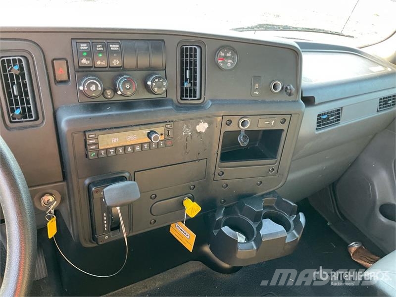 International MV607 4x2 Van Truck (Inoperable) Грузовики-Фургоны