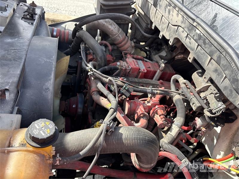 International MV607 4x2 Van Truck Camiones con caja de remolque