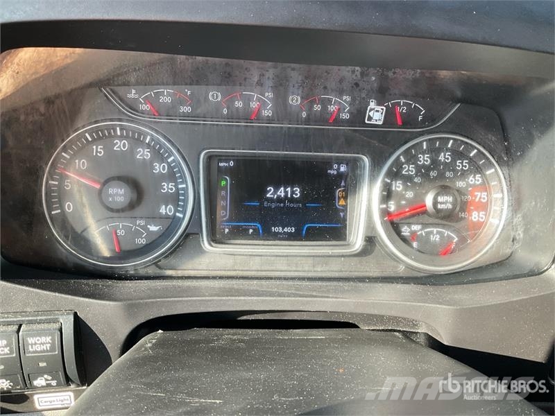 International MV607 4x2 Van Truck 貨箱式卡車
