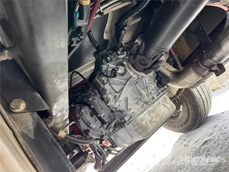 International MV607 4x2 Van Truck Camiones con caja de remolque
