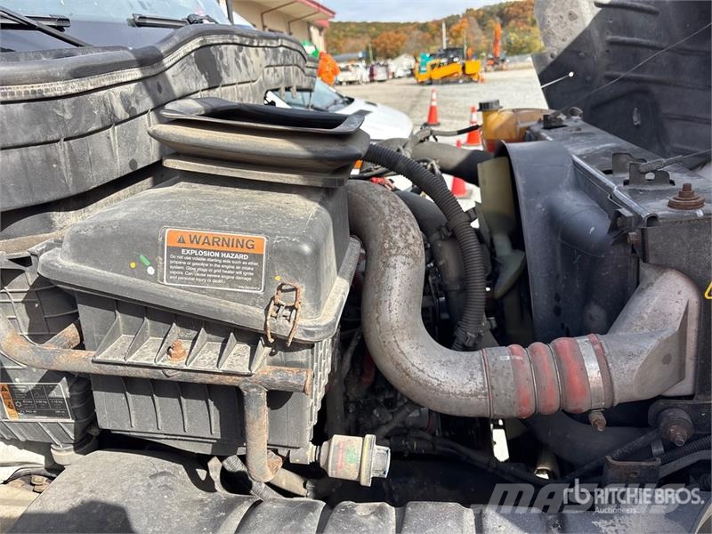 International MV607 4x2 Van Truck Camiones con caja de remolque