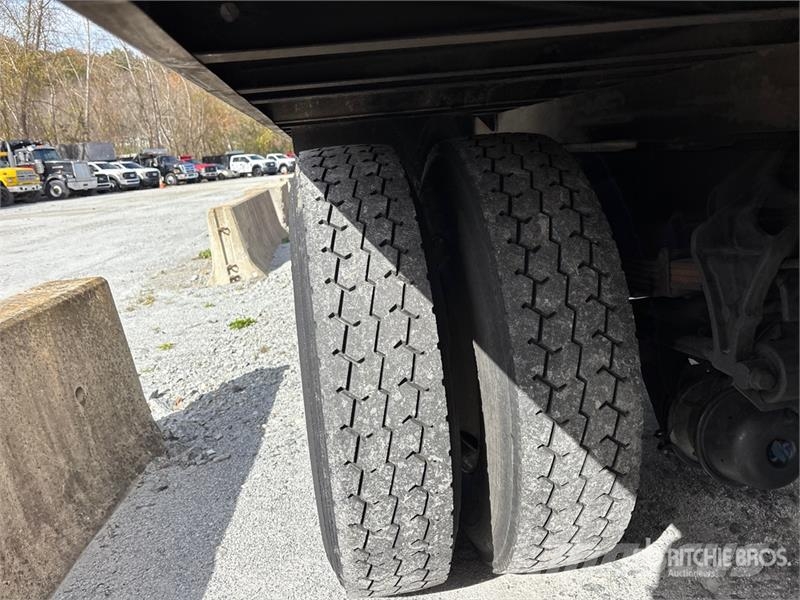 International MV607 4x2 Van Truck Camiones con caja de remolque