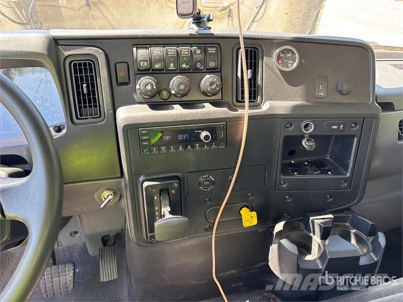 International MV607 4x2 Van Truck Bakwagens met gesloten opbouw