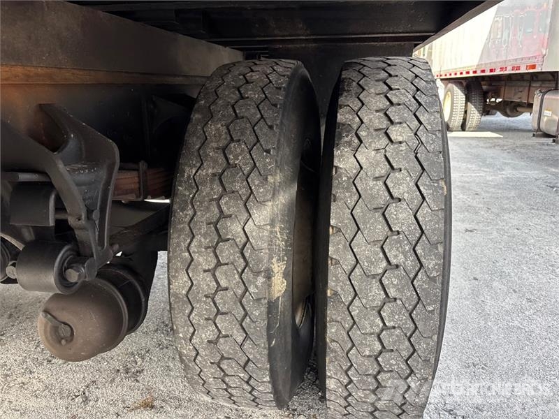 International MV607 4x2 Van Truck Camiones con caja de remolque