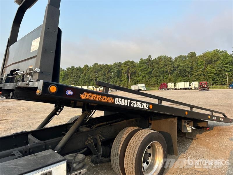 International MV607 4x2 Rollback Truck Sleepwagens
