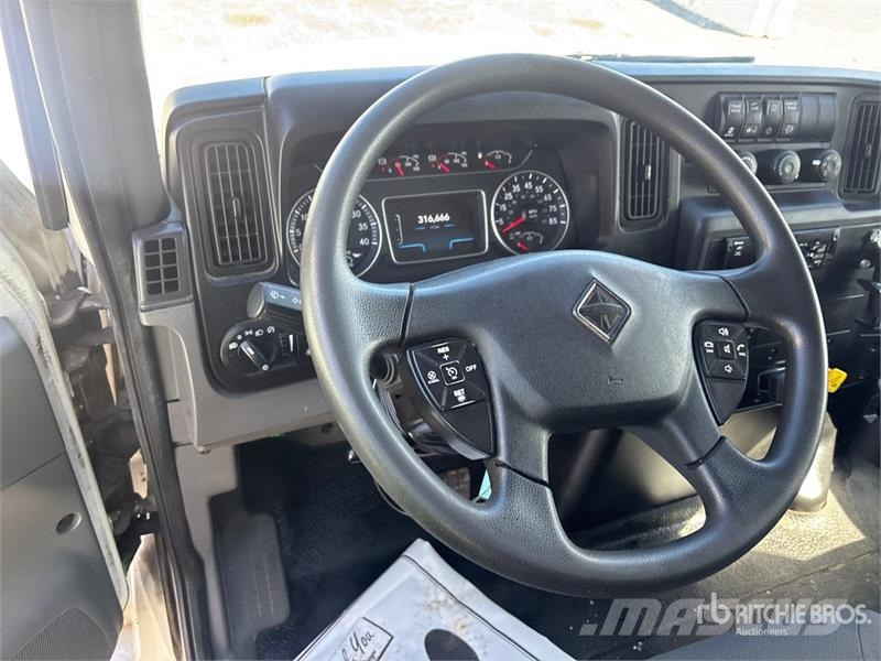 International MV607 4x2 Van Truck Skriňová nadstavba
