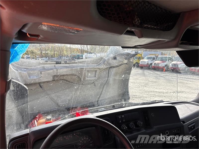 International MV607 4x2 Van Truck Camiones con caja de remolque