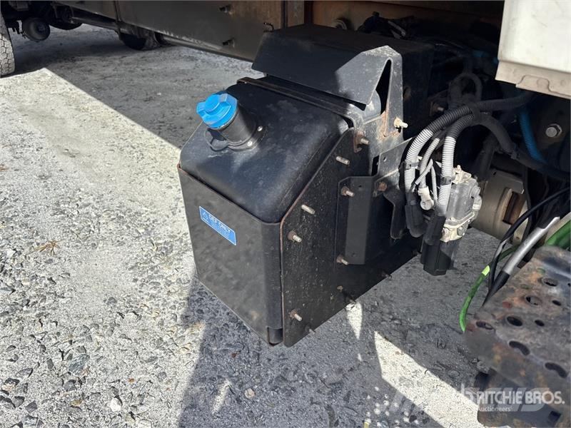 International MV607 4x2 Van Truck Camiones con caja de remolque
