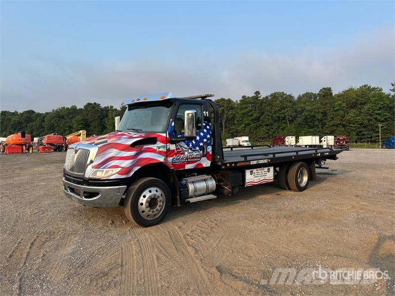 International MV607 4x2 Rollback Truck Sleepwagens