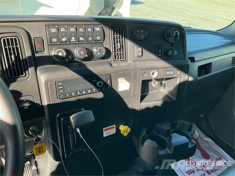 International MV607 4x2 Van Truck 貨箱式卡車