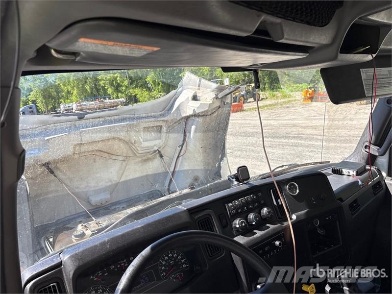 International MV607 4x2 Van Truck Bakwagens met gesloten opbouw