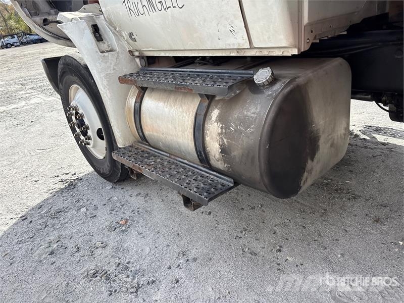 International MV607 4x2 Van Truck Camiones con caja de remolque