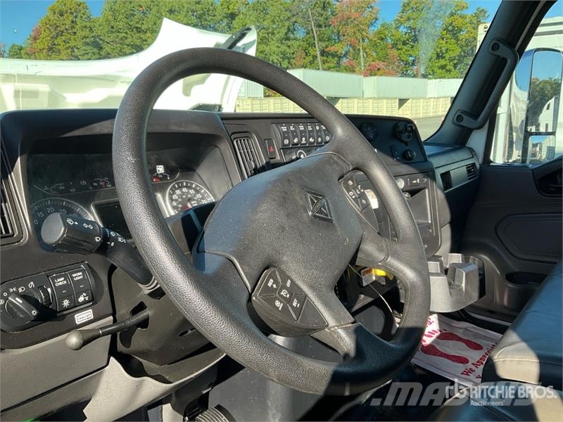 International MV607 4x2 Van Truck 貨箱式卡車