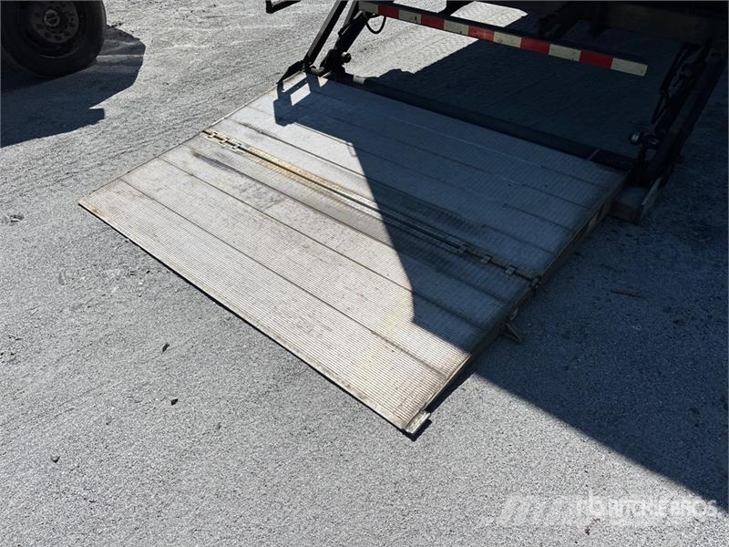 International MV607 4x2 Van Truck Bakwagens met gesloten opbouw