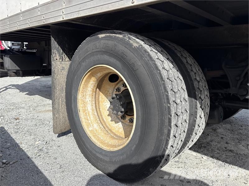 International MV607 4x2 Van Truck Camiones con caja de remolque