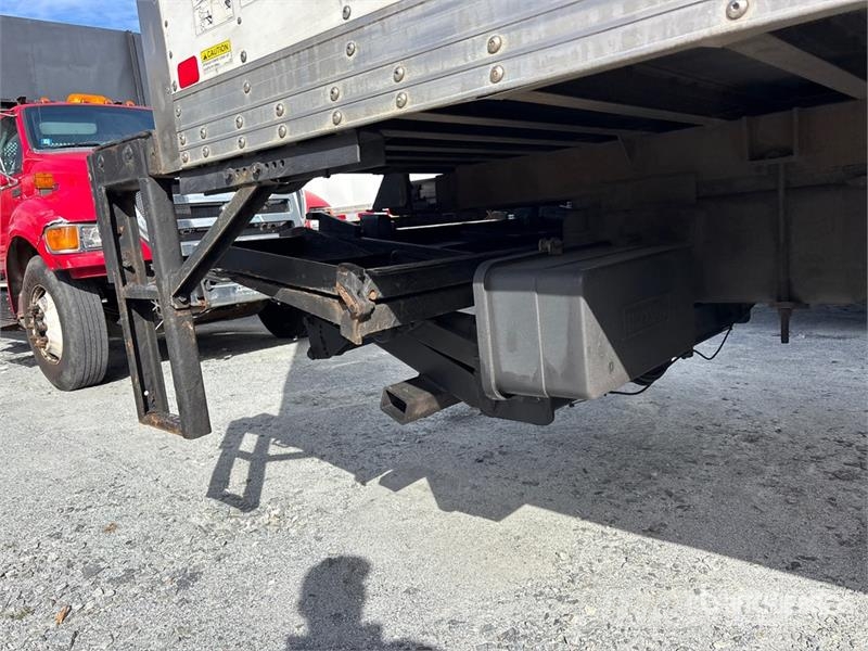 International MV607 4x2 Van Truck Camiones con caja de remolque