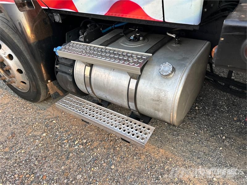 International MV607 4x2 Rollback Truck Sleepwagens