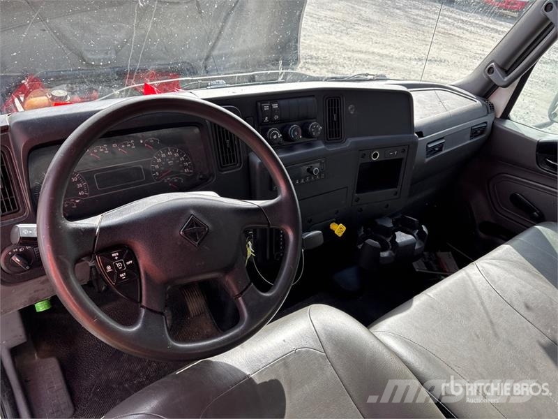 International MV607 4x2 Van Truck Camiones con caja de remolque