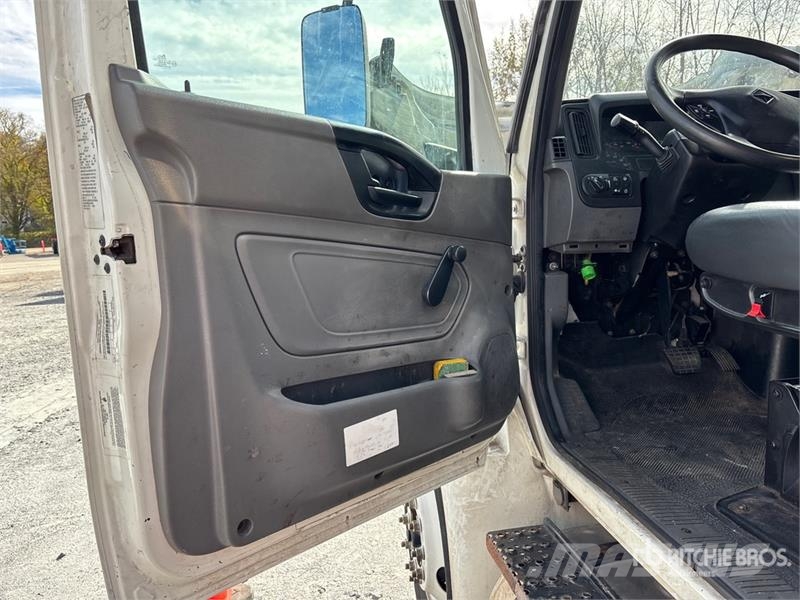 International MV607 4x2 Van Truck Camiones con caja de remolque