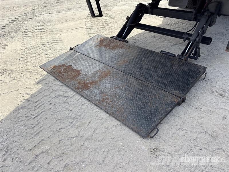 International MV607 4x2 Van Truck Camiones con caja de remolque