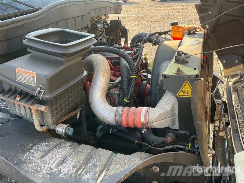 International MV607 4x2 Van Truck (Inoperable) Грузовики-Фургоны