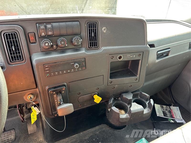 International MV607 4x2 Van Truck Camiones con caja de remolque