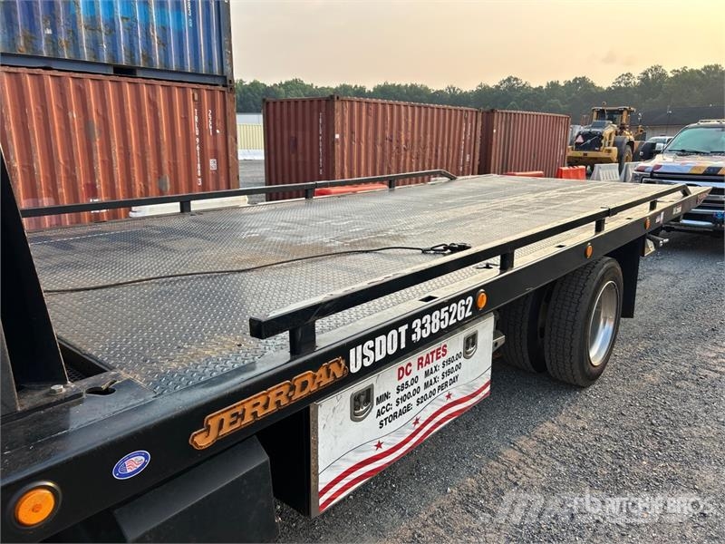 International MV607 4x2 Rollback Truck Sleepwagens