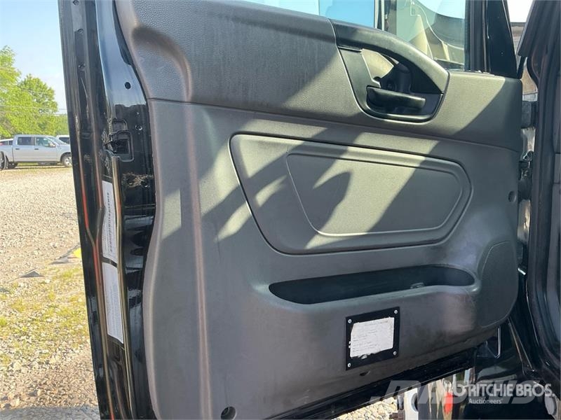 International MV607 4x2 Cab and Chassis Кабини