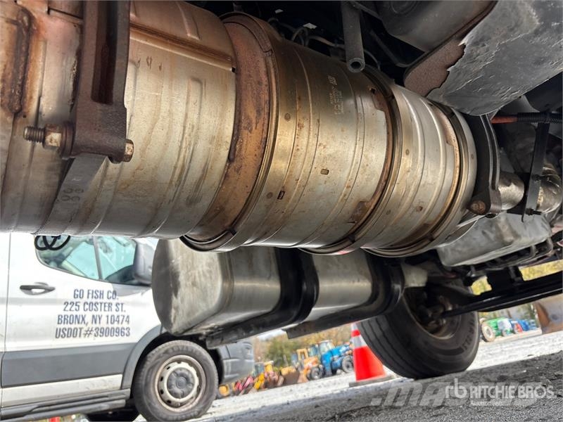International MV607 4x2 Van Truck Camiones con caja de remolque