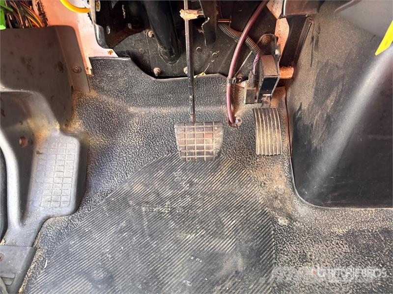 International MV607 4x2 Van Truck Camiones con caja de remolque