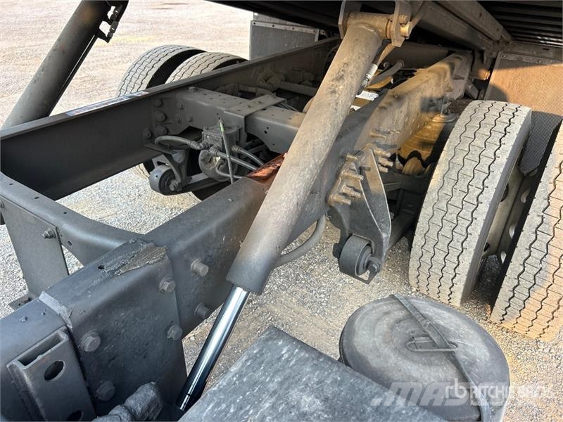 International MV607 4x2 Rollback Truck Sleepwagens