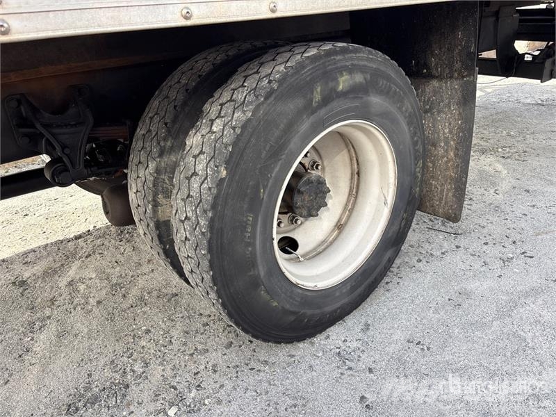 International MV607 4x2 Van Truck Camiones con caja de remolque