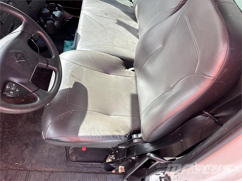 International MV607 4x2 Van Truck Camiones con caja de remolque