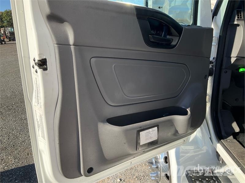 International MV607 4x2 Van Truck 貨箱式卡車