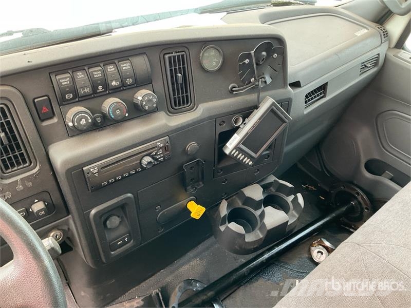 International MV607 6x4 Van Truck Furgoonautod
