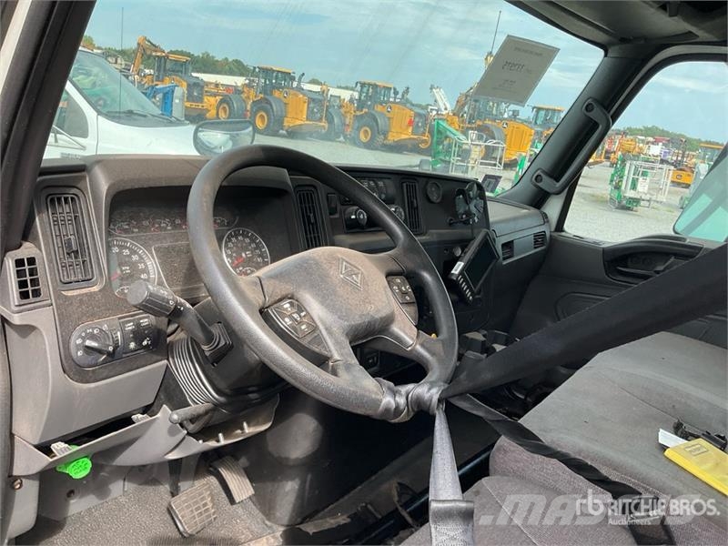 International MV607 6x4 Van Truck Furgoonautod