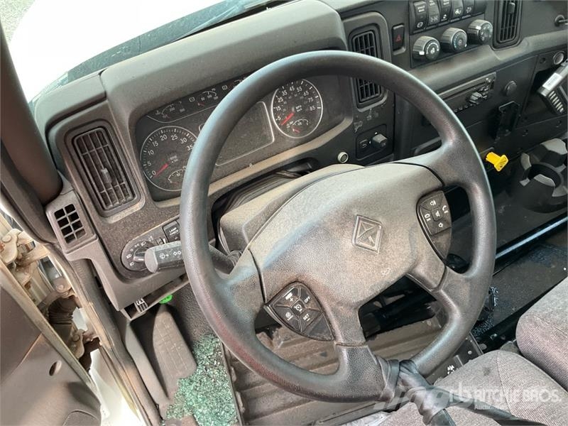 International MV607 6x4 Van Truck Furgoonautod