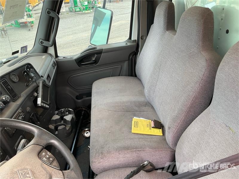 International MV607 6x4 Van Truck Furgoonautod