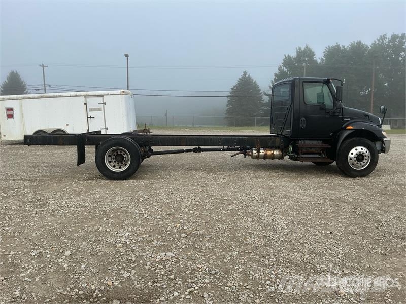 International MV607 Cab and Chassis Кабини