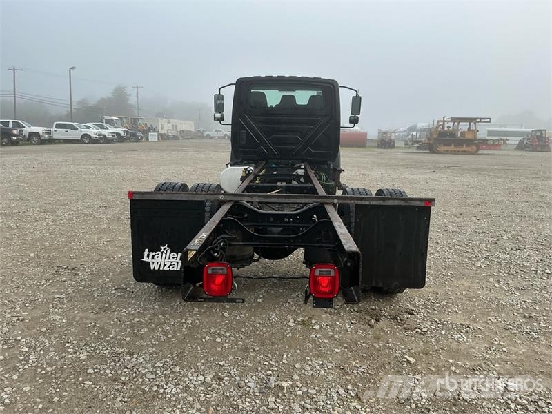 International MV607 Cab and Chassis Кабини