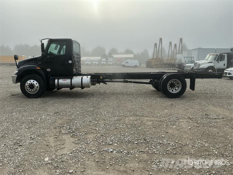 International MV607 Cab and Chassis Кабини