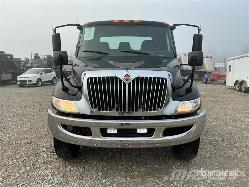 International MV607 Cab and Chassis Кабини
