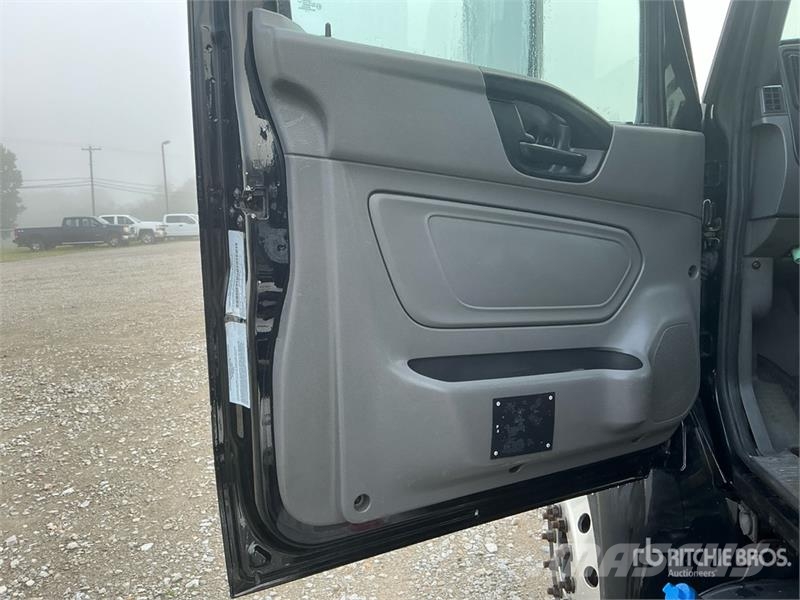 International MV607 Cab and Chassis Кабини