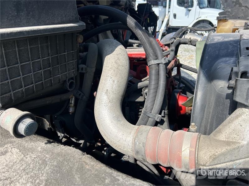 International MV607 SBA 4x2 Van Truck Фургони
