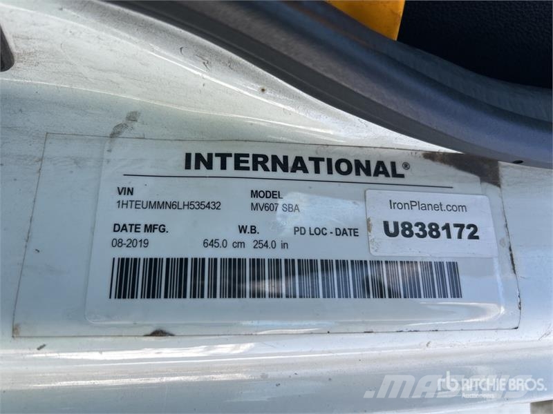 International MV607 SBA 4x2 Van Truck Фургони