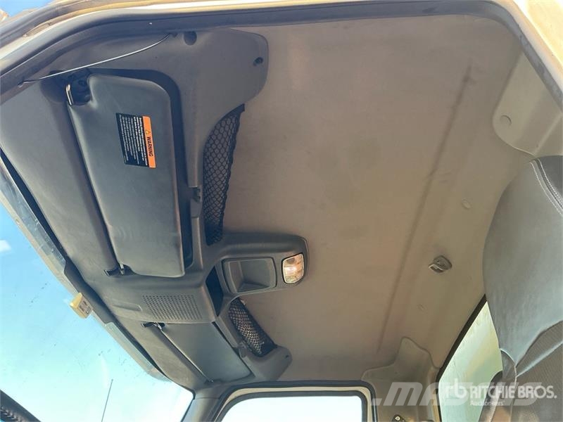 International MV607 SBA 4x2 Van Truck Skapbiler